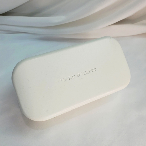 MARC Jacobs Oversized Clam Shell Hard Eyewear Case In White Unisex - Picture 1 of 5
